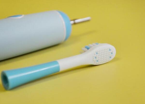 兩歲寶寶怎么用電動牙刷？兩歲寶寶正確使用電動牙刷要點